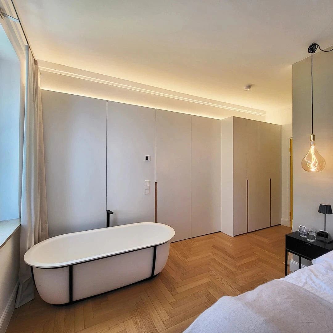 Bad en suite mit Wandverkleidung vom Möbelschreiner