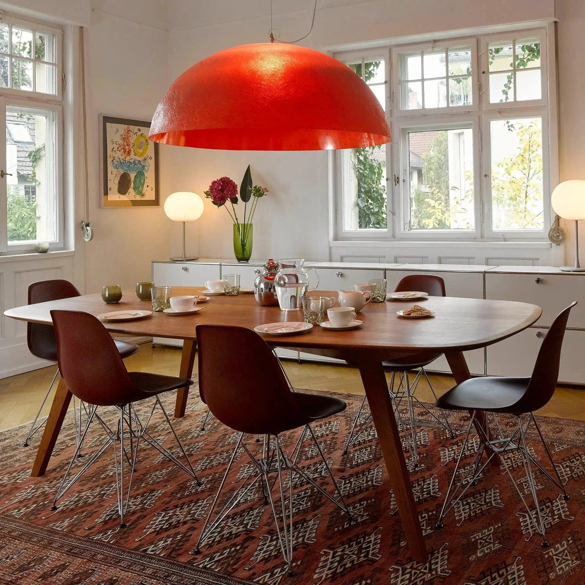 Unser Kunde ist Architekt und wollte einen massiven Esszimmer-Tisch nach eigenem Entwurf. Wir haben ihn gemeinsam entwickelt und produziert.
