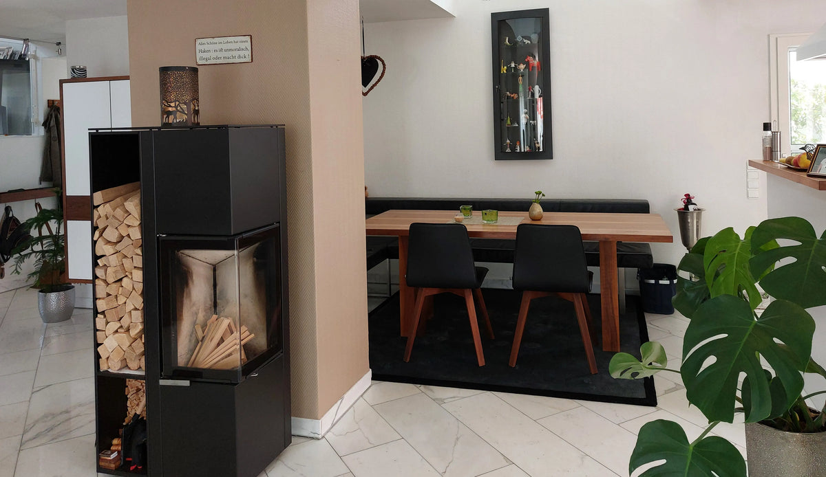 Esszimmer mit Tisch und Eckbank vom Schreiner aus massivem Nussbaumholz