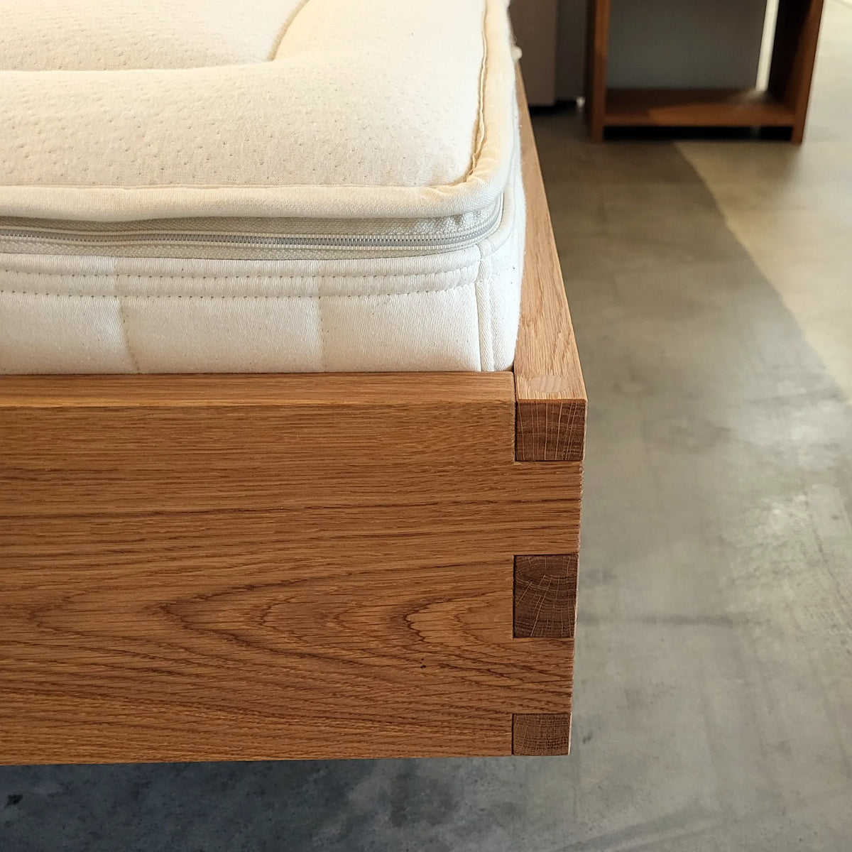 Holzmanufaktur PADIO Bett mit Lehne BOW XL Wildeiche gebürstet 180 x 200cm Bett PADIO BOW XL Wildeiche gebürstet 180 x 200cm