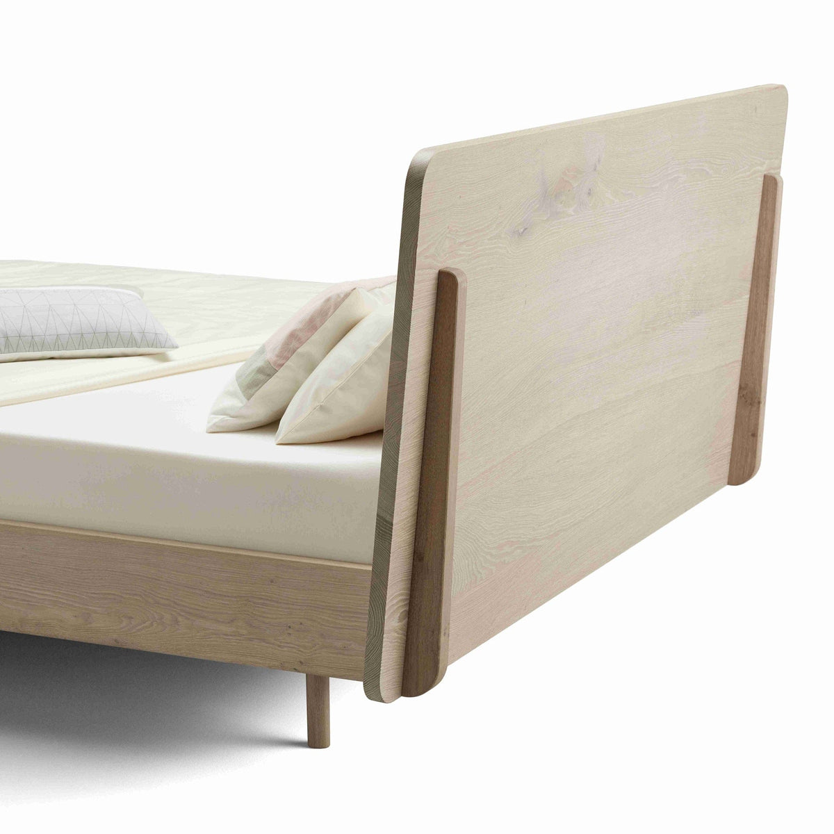 Kopfteil Detail von hinten vom Bett TALOS der Holzmanufaktur: Betten aus weiß geölter Eiche mit hohem Holzkopfteil im Boxspring Look.
