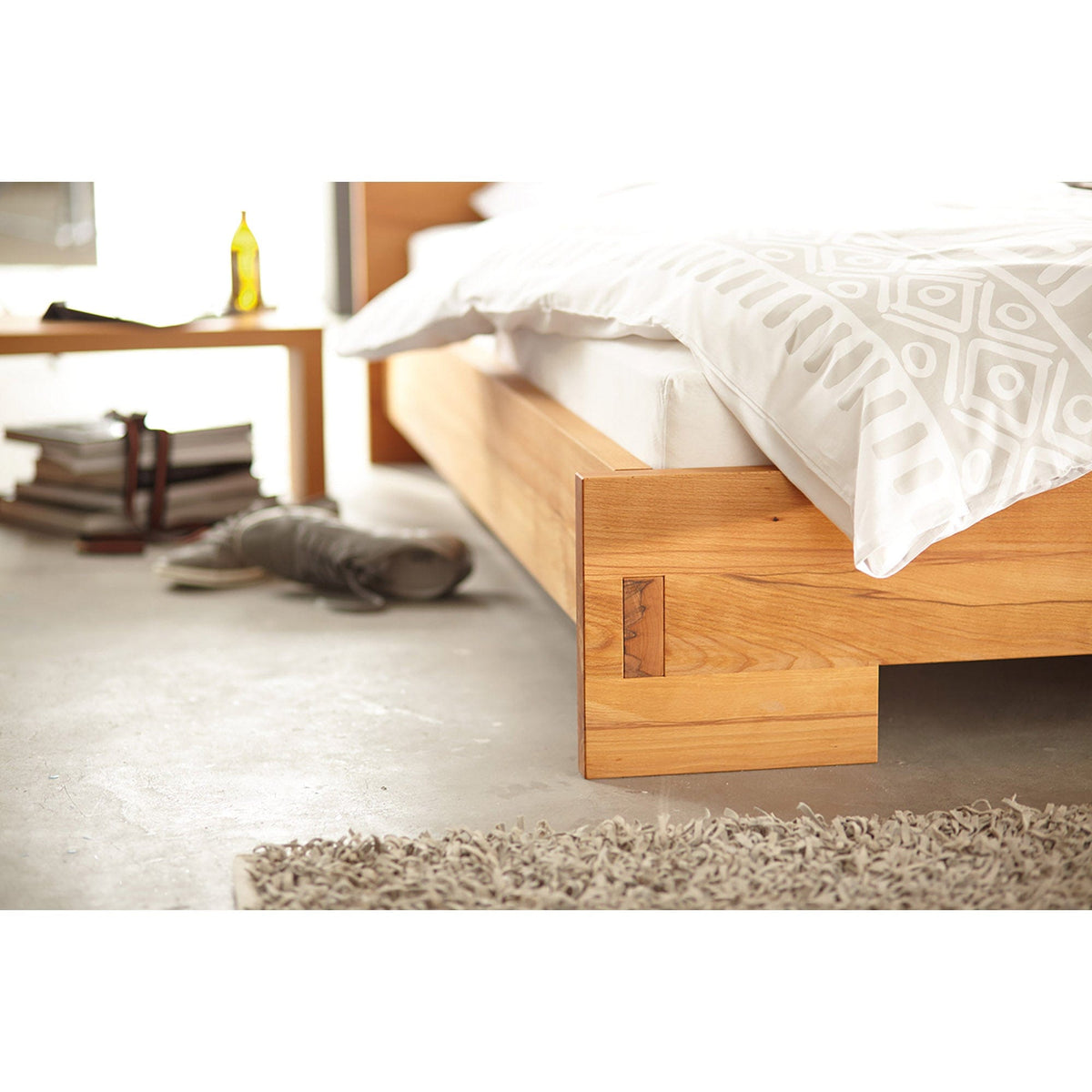 Handwerkliches Detail am Fußteil vom Vollholzbett ZEN/10: Futon Betten von den Designern Bottega & Erhardt aus Stuttgart.