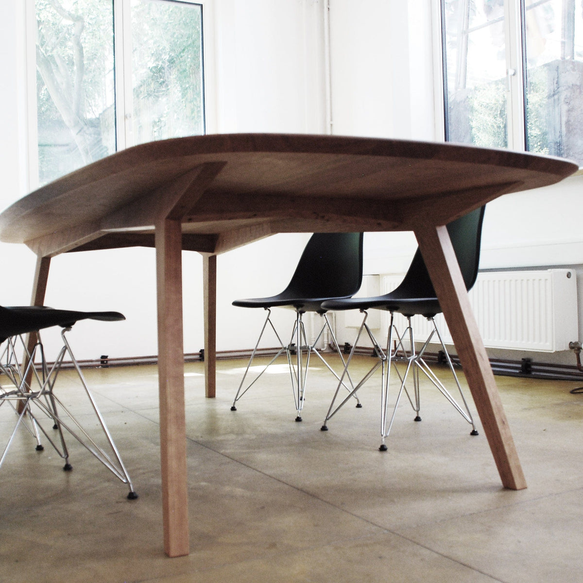 Neuentwicklung Besprechungstisch aus Nussbaum Massivholz im Architekten-Design