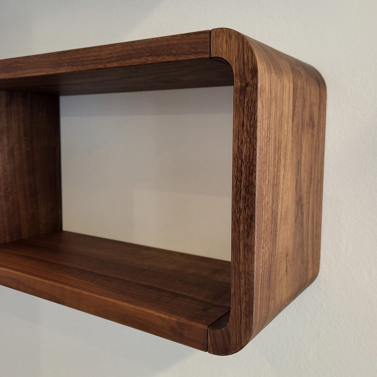 Holzmanufaktur Regal COM:CI in S-Form mit 3 Böden, 140 x 58 x 20 cm Nussbaum Regal COM:CI in S-Form mit 3 Böden, 140 x 58 x 20 cm Nussbaum