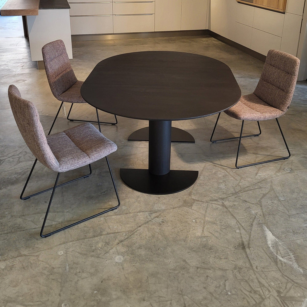 ASCO Tisch DOMINO plus mit Säulenfuß aus Massivholz Tisch DOMINO plus mit Säulenfuß aus Massivholz