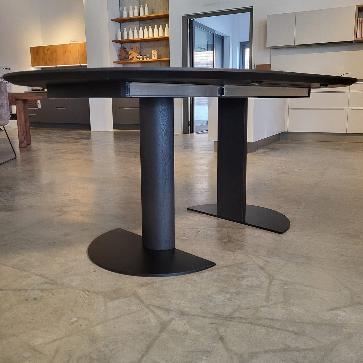 ASCO Tisch DOMINO plus mit Säulenfuß aus Massivholz Tisch DOMINO plus mit Säulenfuß aus Massivholz