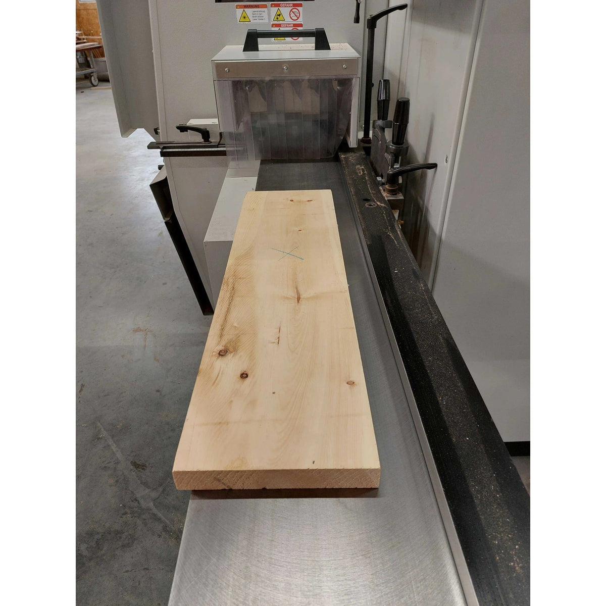 Zirbenholz Brett in Stärke: 28 mm auf der Hobelmaschine