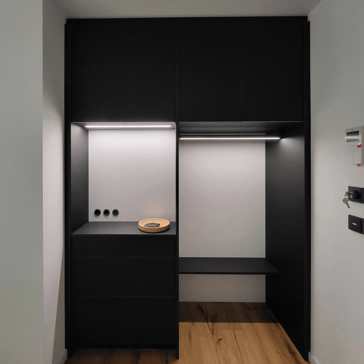 Einbaugarderobe mit Beleuchtung aus unserer Schreinerei