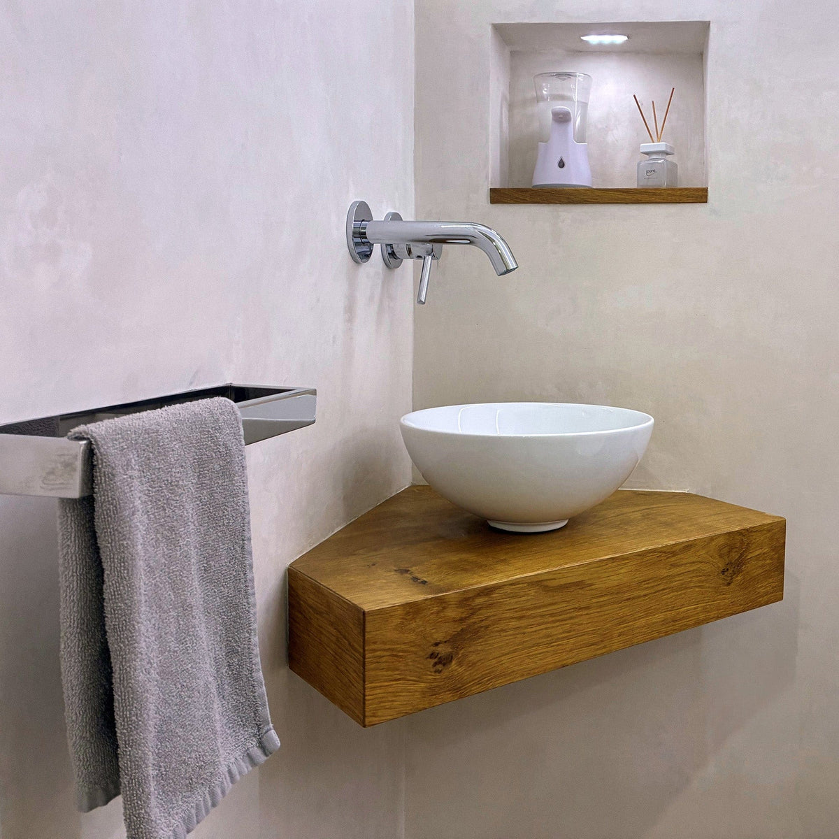 Gästetoilette mit Eichenholz Waschtisch und Aufsatzbecken