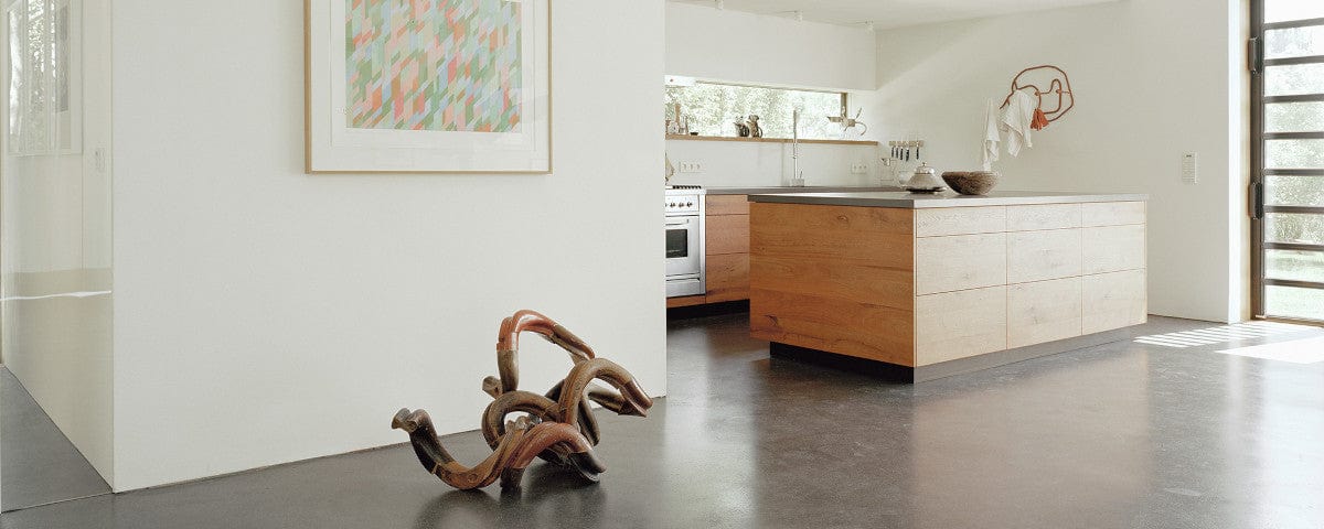 Holzküche aus reinem Naturholz passend zum Architektenhaus in Stuttgart.