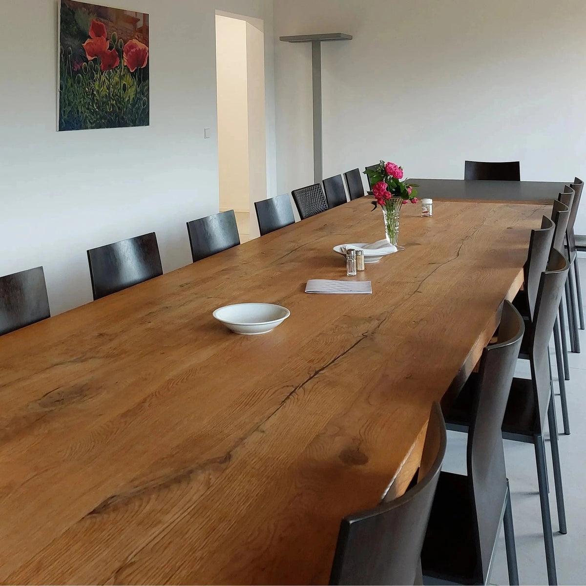 5 m langer Kantinen- Besprechungstisch aus alten, massiven Eichebalken für 20 Personen