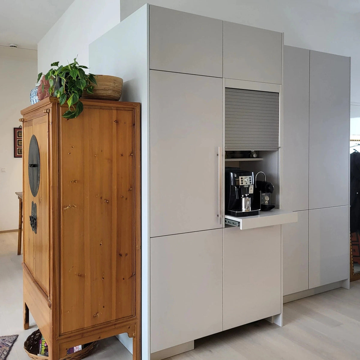 Weiße oder graue Einbauküche mit Hochschränken kombiniert mit einem Holzschrank