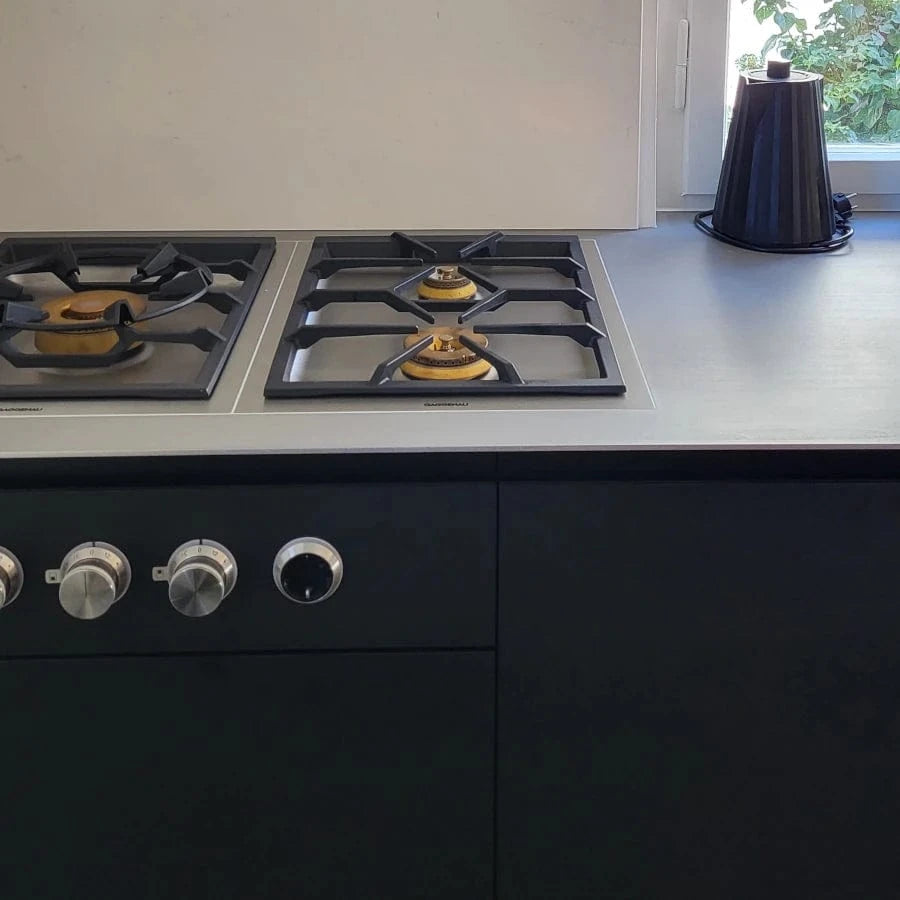 Gaggenau Gaskochfeld in schwarzer Küche