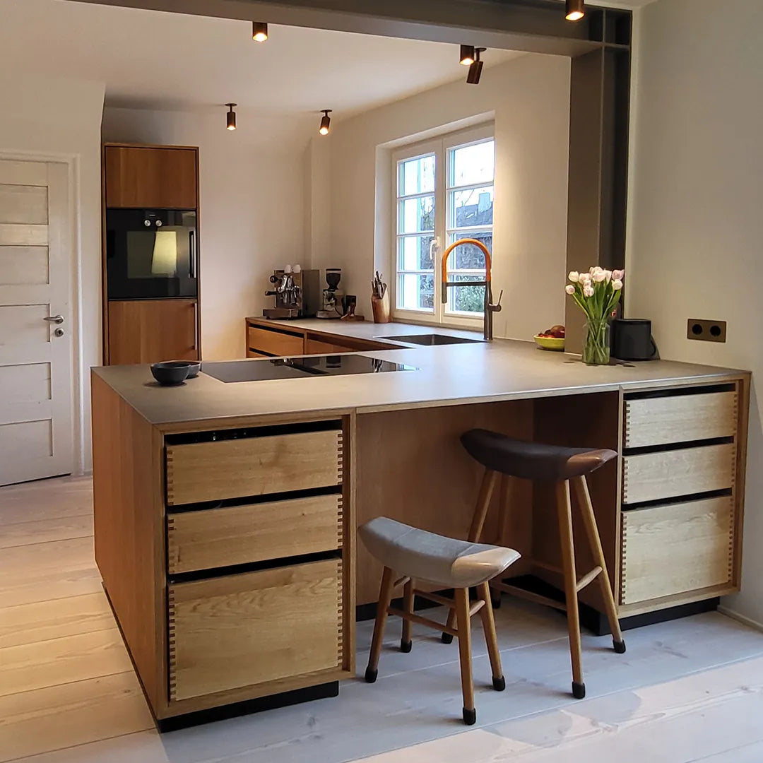 Offene Massivholzküche in schlichtem Design