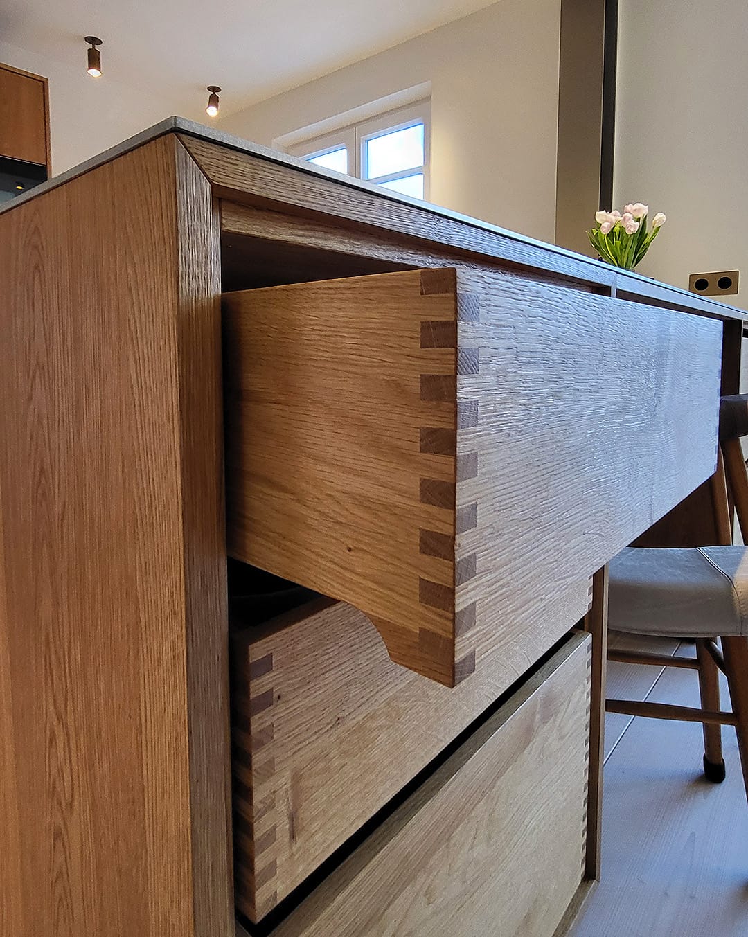 Detailaufnahme einer gezinkten Küchenschublade