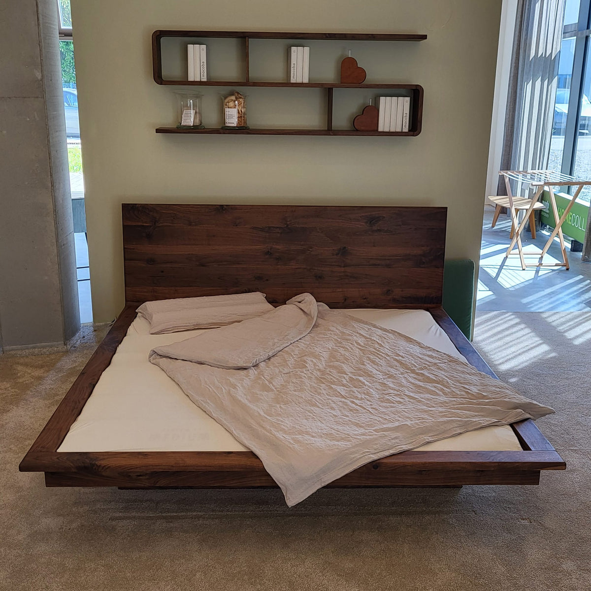 Holzmanufaktur MATIS Bett XL Wildnuss 180x200 cm Bett MATIS XL Wildnuss 180x200 cm