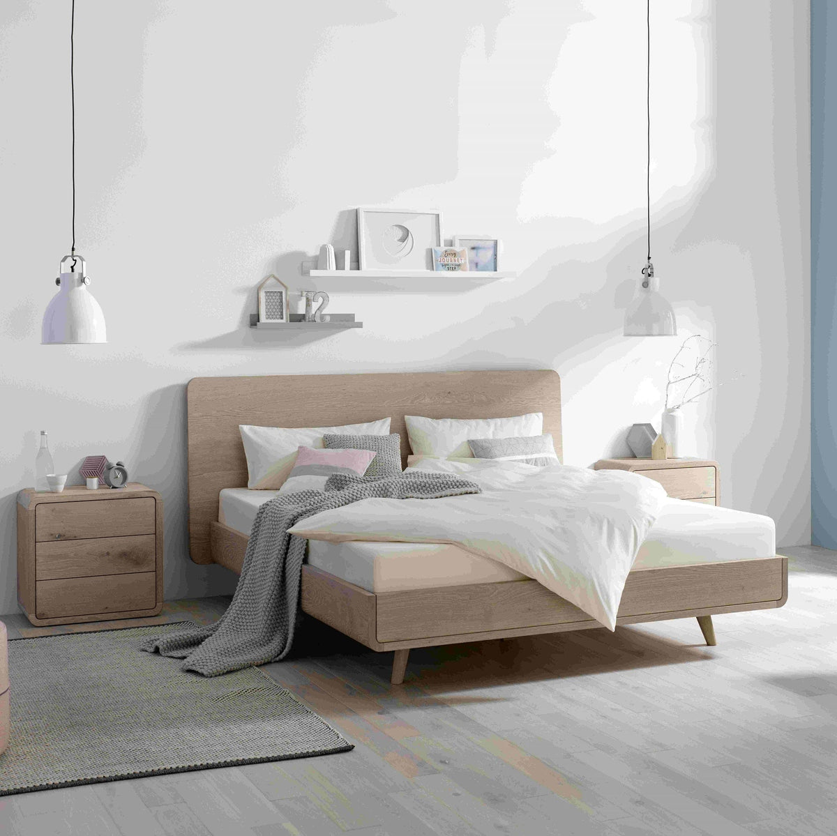 Bett TALOS mit hohem  Holzkopfteil im Boxspring Style, hier in weiß geölter Eiche