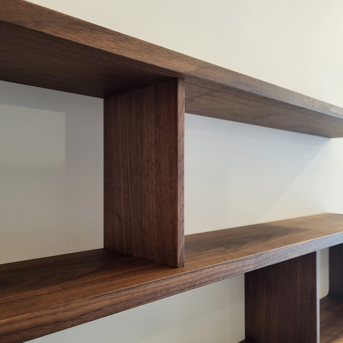 Holzmanufaktur Regal COM:CI in S-Form mit 3 Böden, 140 x 58 x 20 cm Nussbaum Regal COM:CI in S-Form mit 3 Böden, 140 x 58 x 20 cm Nussbaum
