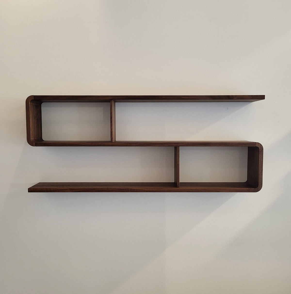 Holzmanufaktur Regal COM:CI in S-Form mit 3 Böden, 140 x 58 x 20 cm Nussbaum Regal COM:CI in S-Form mit 3 Böden, 140 x 58 x 20 cm Nussbaum