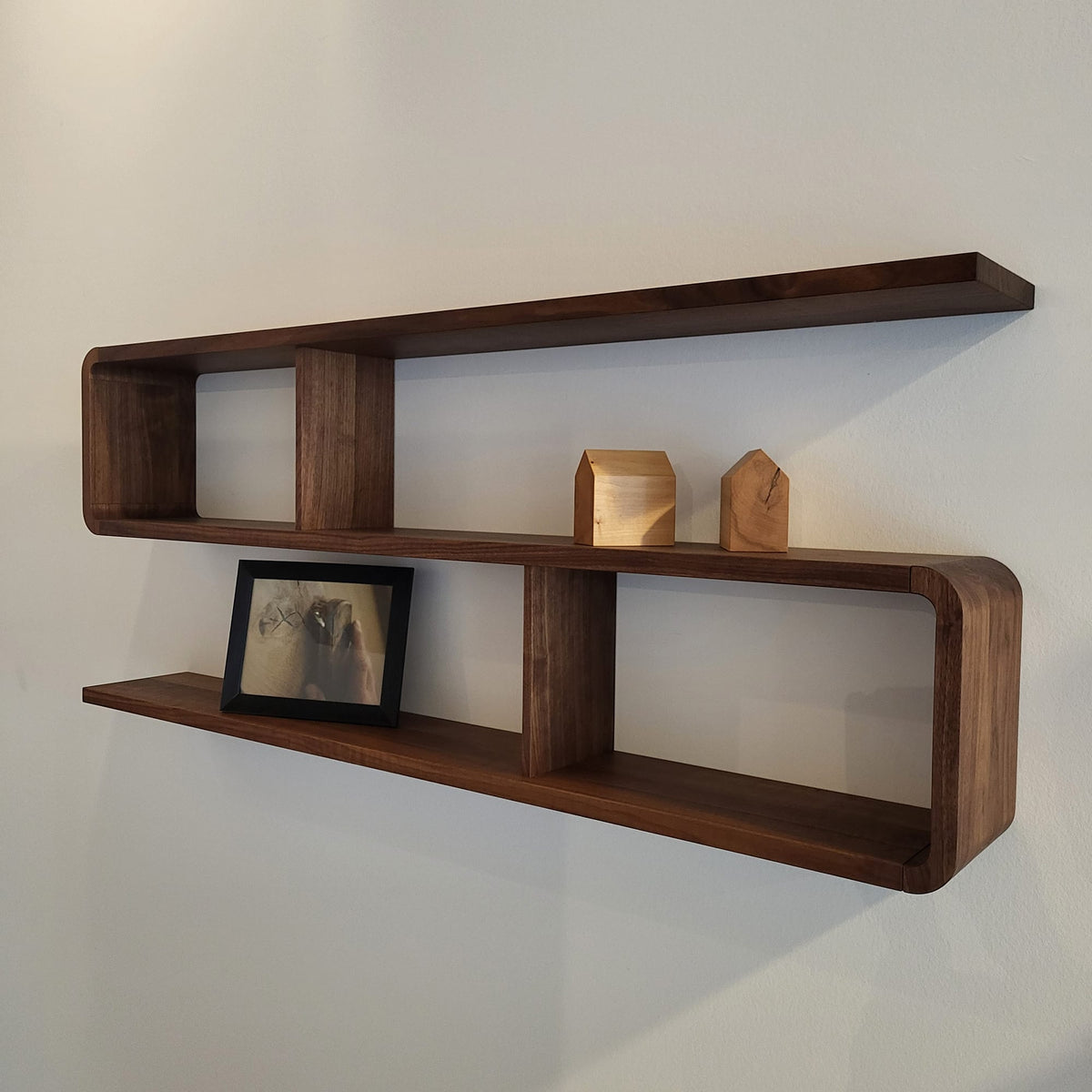 Holzmanufaktur Regal COM:CI in S-Form mit 3 Böden, 140 x 58 x 20 cm Nussbaum Regal COM:CI in S-Form mit 3 Böden, 140 x 58 x 20 cm Nussbaum