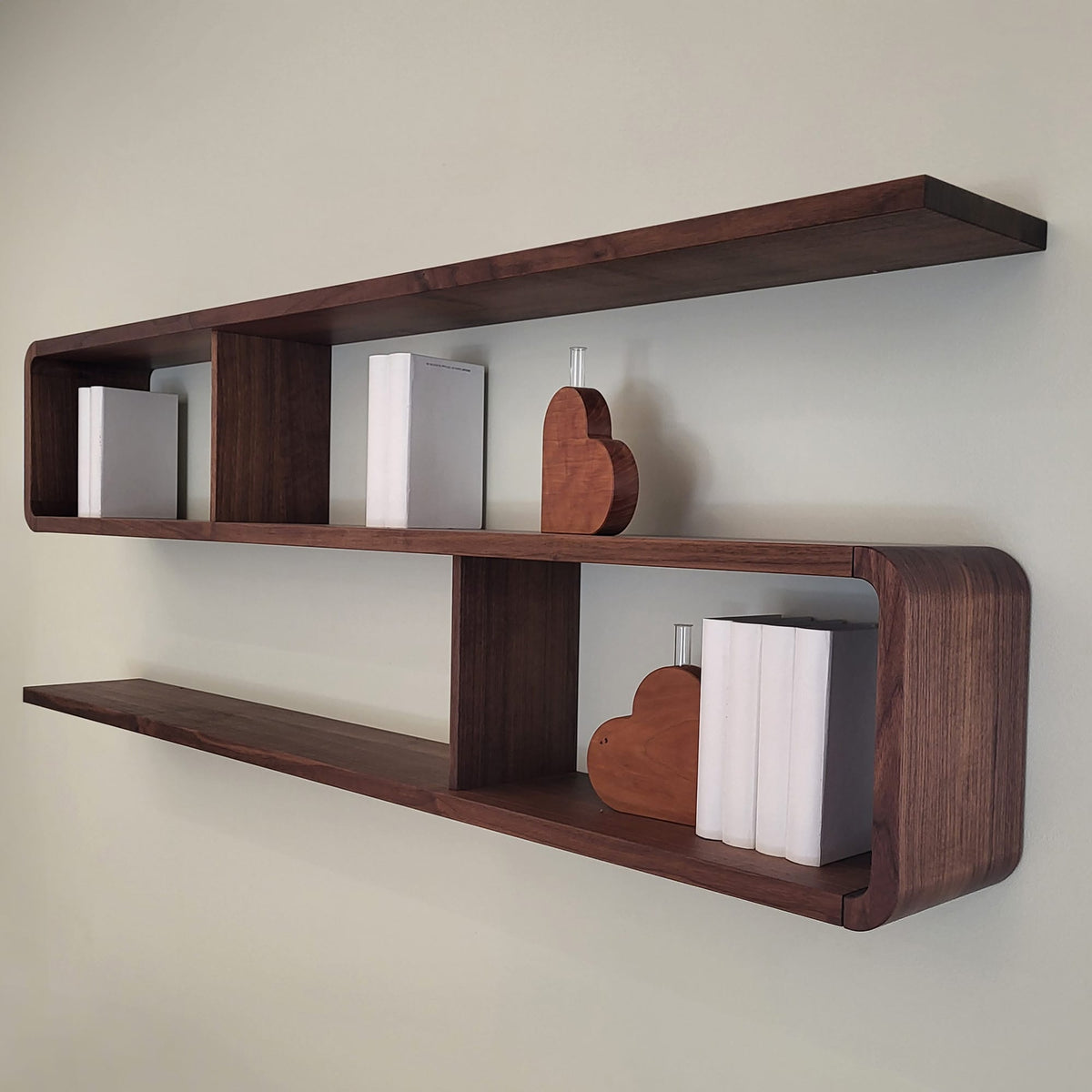 Holzmanufaktur Regal COM:CI in S-Form mit 3 Böden, Nussbaum Regal COM:CI in S-Form mit 3 Böden, Nussbaum
