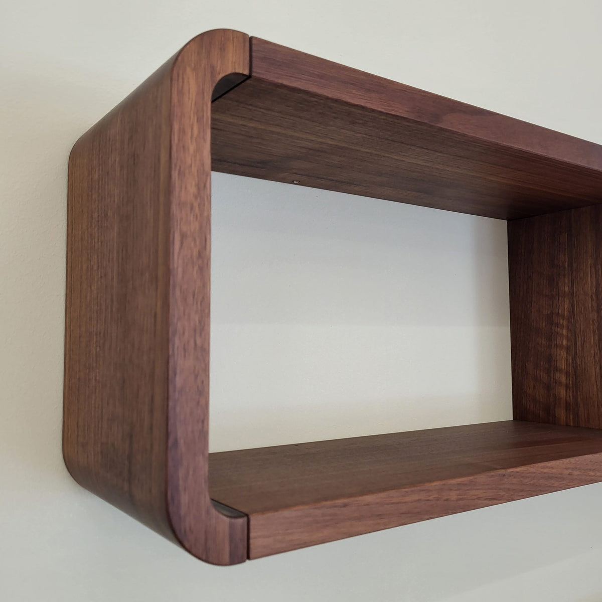 Holzmanufaktur Regal COM:CI in S-Form mit 3 Böden, Nussbaum Regal COM:CI in S-Form mit 3 Böden, Nussbaum