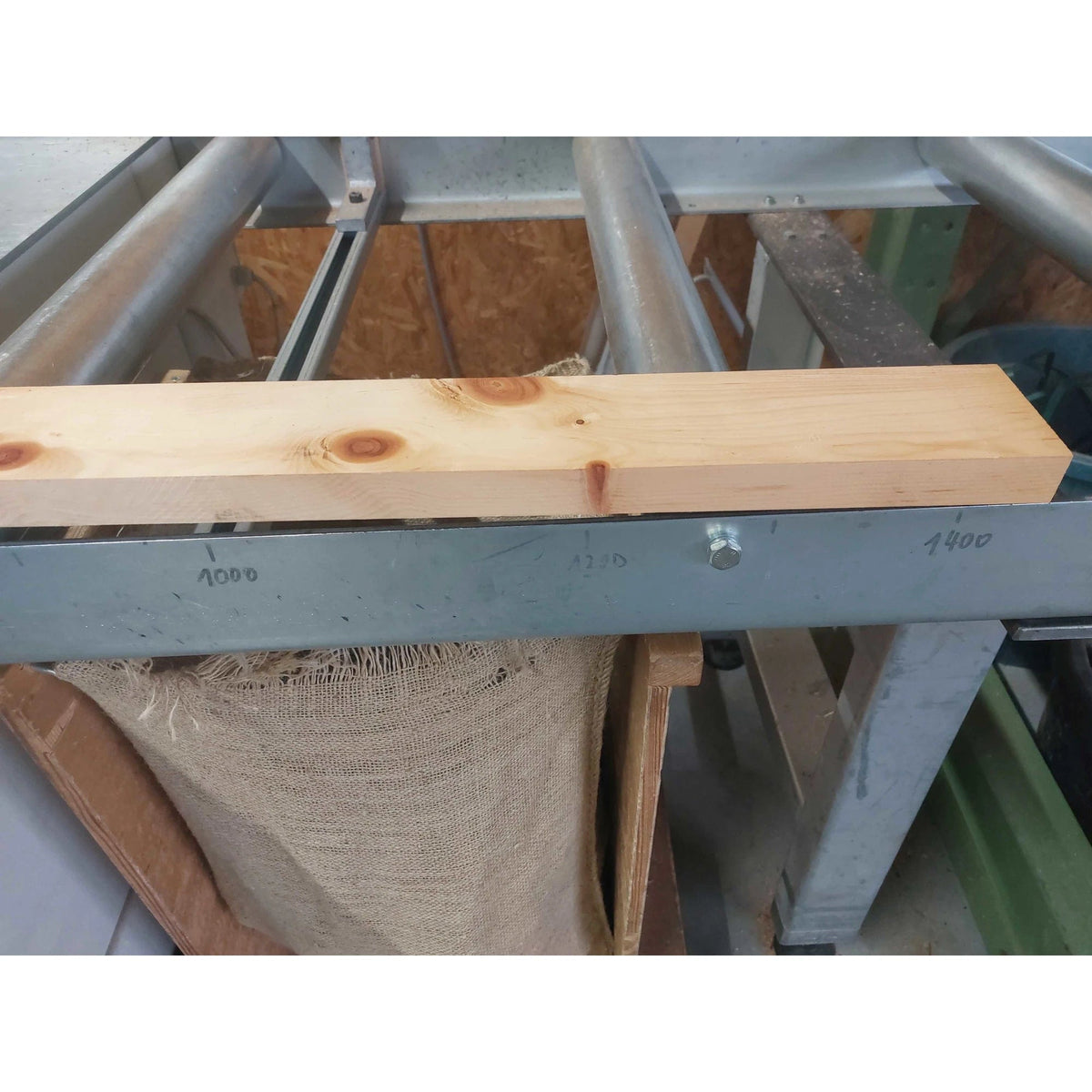 Massives Zirbenholz beim Zuschnitt in 24mm Dicke